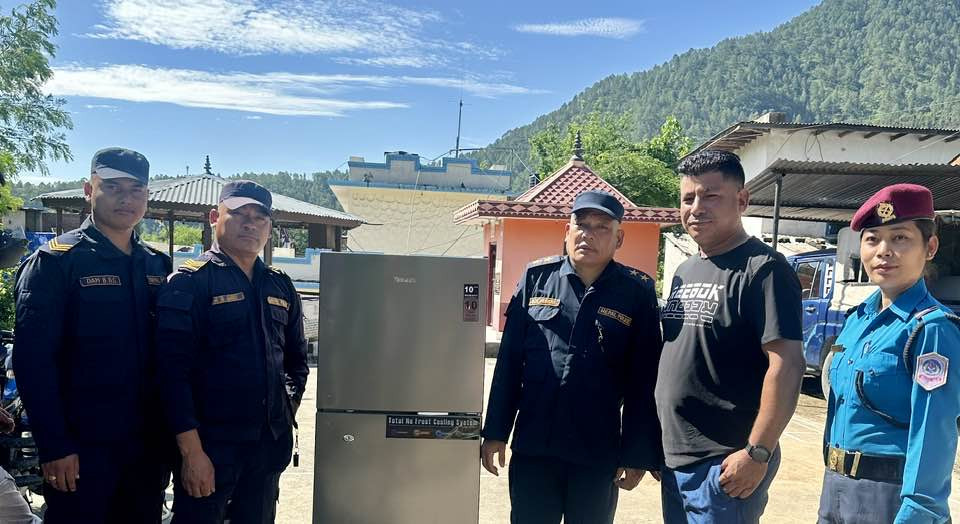 मजदुरले ट्र्याक्टर पनि पाएनन् , रोल्पादेखि अर्घाखाँचीसम्म चाउचाउकै भरमा पैदल यात्रा