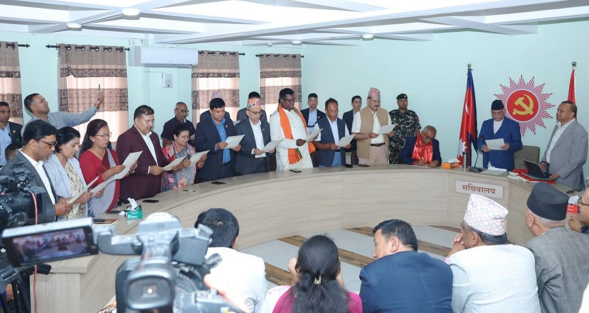 एमाले उपाध्यक्ष बराल र १७ केन्द्रीय सदस्यले लिए शपथ