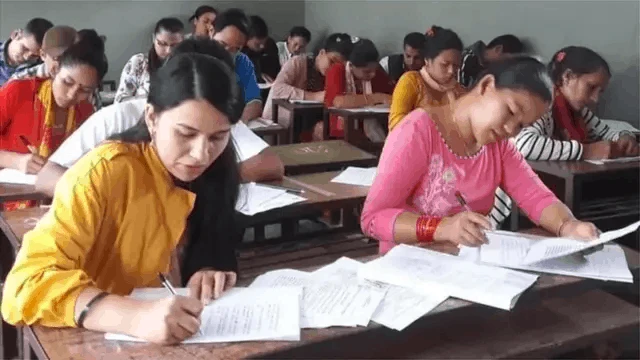 मजदुरले ट्र्याक्टर पनि पाएनन् , रोल्पादेखि अर्घाखाँचीसम्म चाउचाउकै भरमा पैदल यात्रा