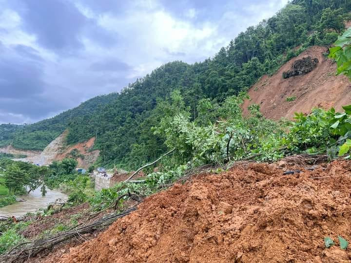 घाँसीकुवाको पहिरोले पृथ्वी राजमार्ग अवरुद्ध, वैकल्पिक मार्ग प्रयोग गर्न प्रहरीको आग्रह
