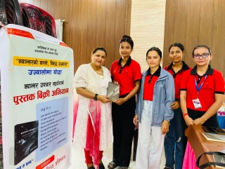 नाचगान र दरखान छोडेर क्यान्सर विरूद्ध किताब बेच्दै उज्यालो अभियन्ता
