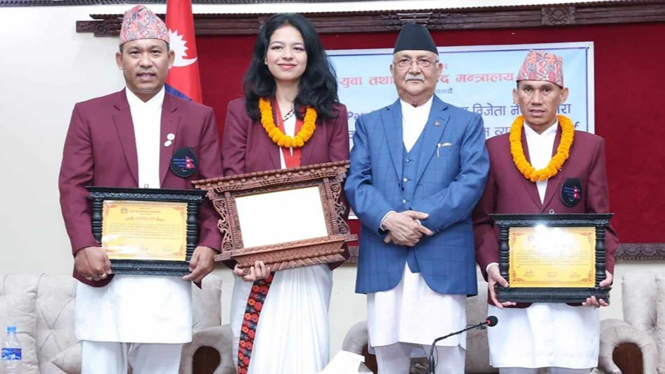 पदक विजेता पलेसालाई पुरस्कार प्रदान
