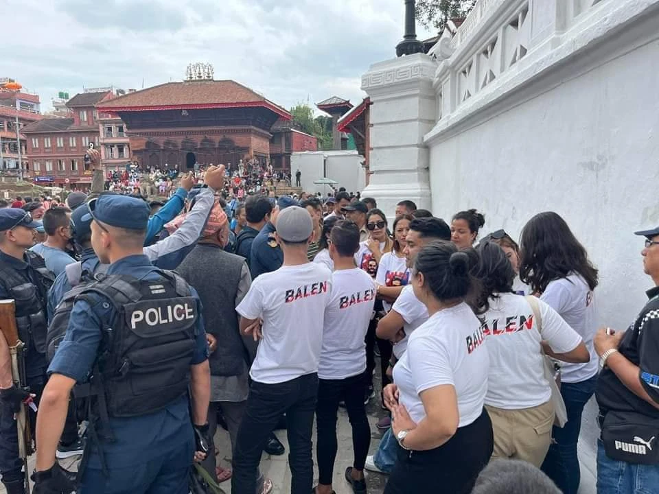 बालेनको फोटो अंकित टिसर्ट लगाएर इन्द्रजात्रा हेर्न गएकालाई प्रहरीले साइड लगायो