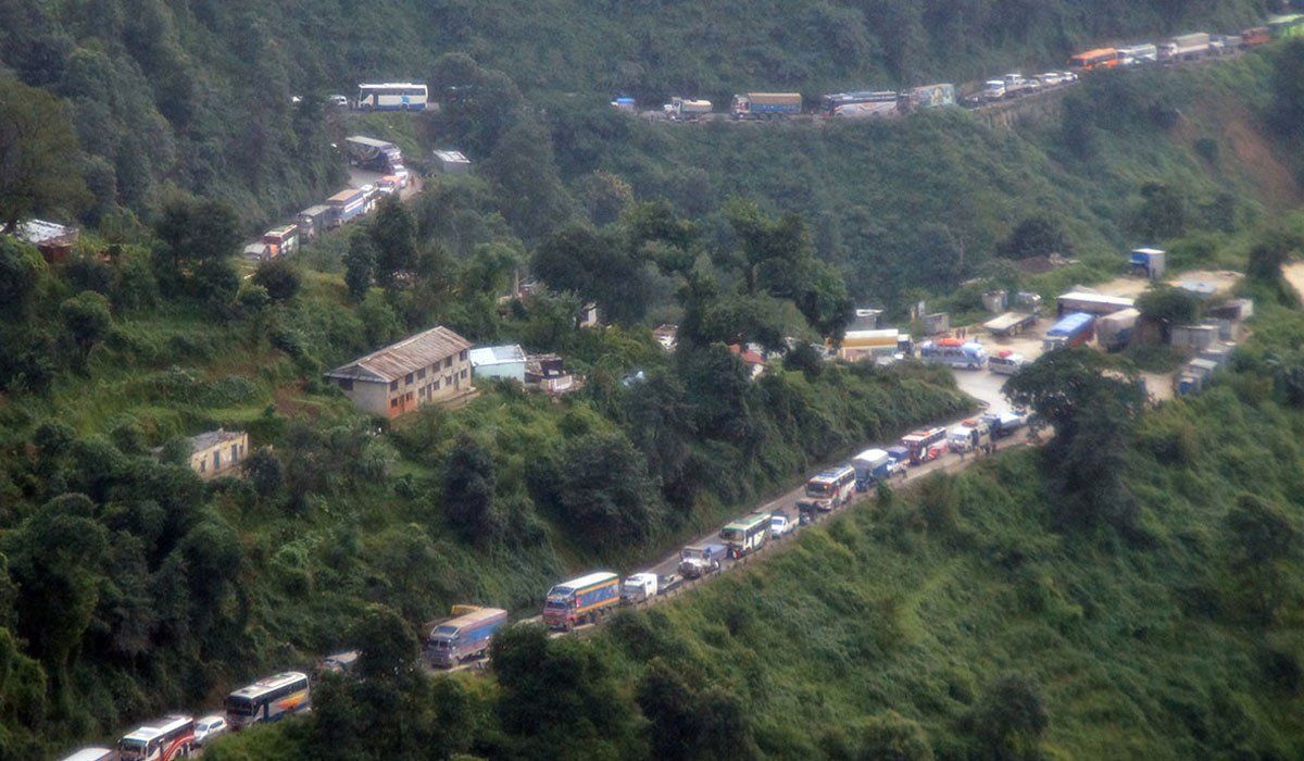 उपत्यकाका नाकाहरूमा सडक अवरुद्ध, नागढुंगामा पहिरो खस्दा यातायात सेवा ठप्प