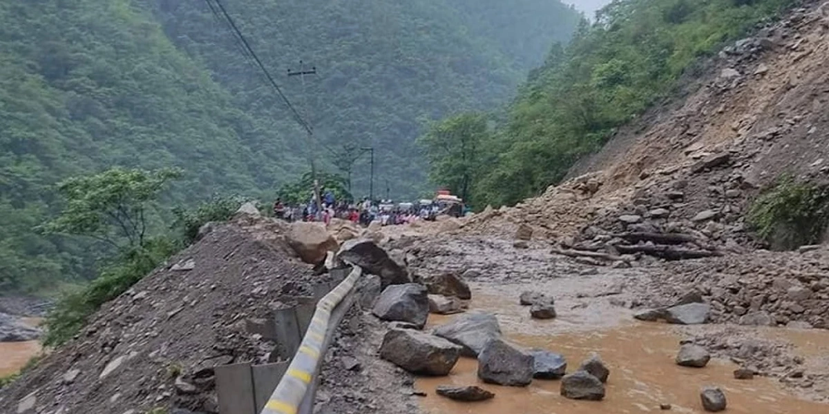 इलाममा बाढीपहिरोबाट १७ जनाको मृत्यु