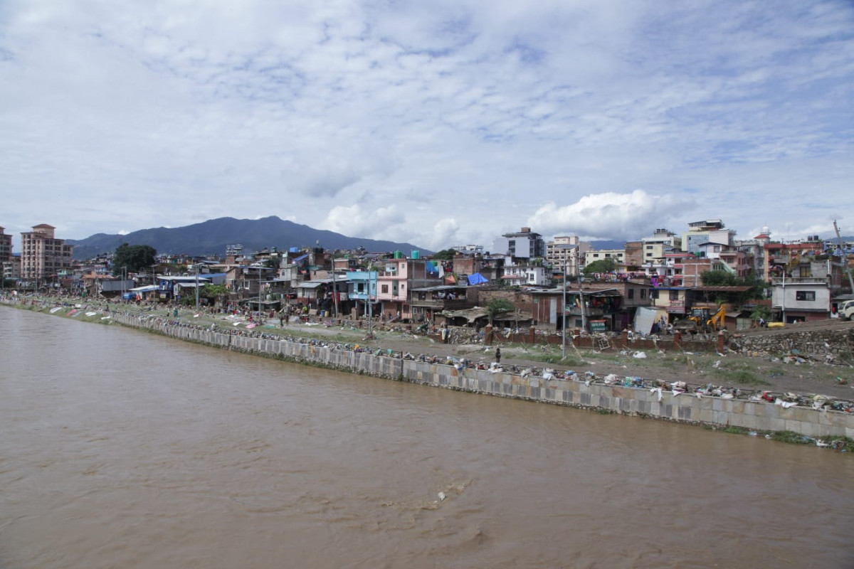 इलाममा बाढीपहिरोबाट १७ जनाको मृत्यु