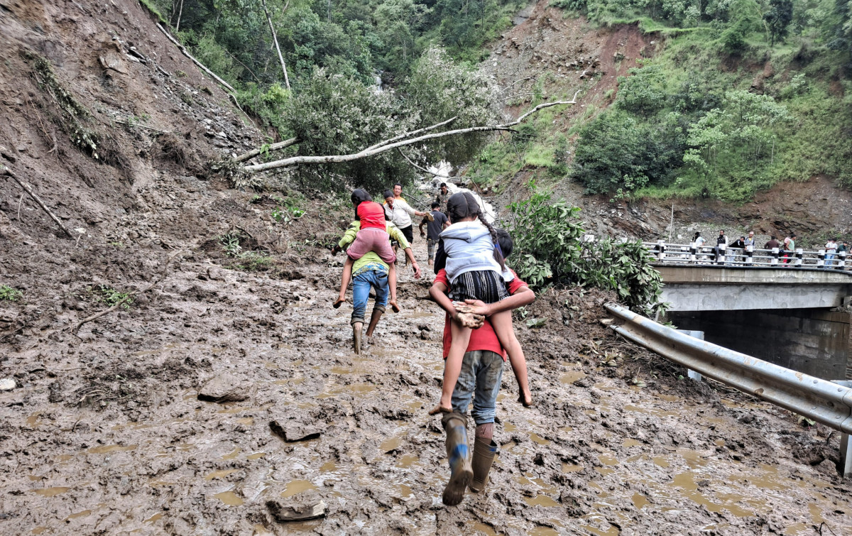 इलाममा बाढीपहिरोबाट १७ जनाको मृत्यु