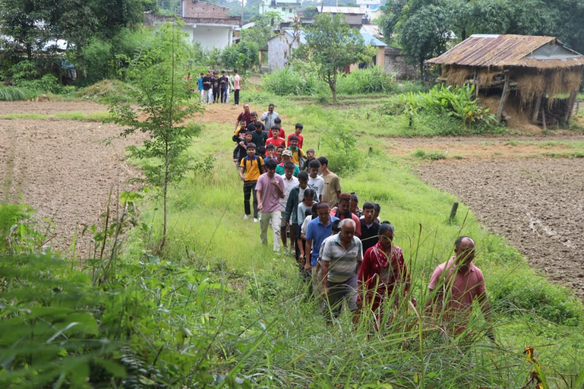 विद्यार्थीलाई जडीबुटी र वनस्पती चिनाउन देवदहमा जङ्गल सफारी