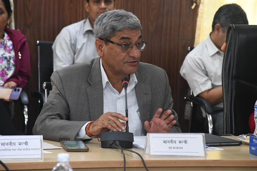 सरकारले नागरिकलाई सम्भावना र अवसरको वितरण गरिरहेको छ : गृहमन्त्री लेखक