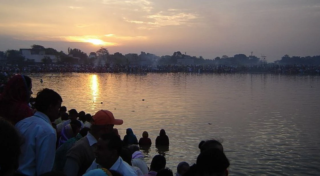 दुबै खुट्टा गुमाएका आईतरामलाई युवा क्लबद्वारा रकम हस्तान्तरण 