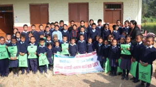 पल्लवी साकोसद्वारा छात्रवृत्ति वितरण