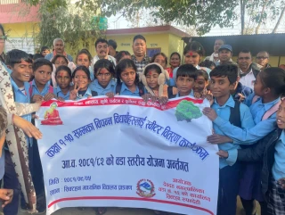 सिक्टहन माविका विद्यार्थीलाई स्वीटर  वितरण