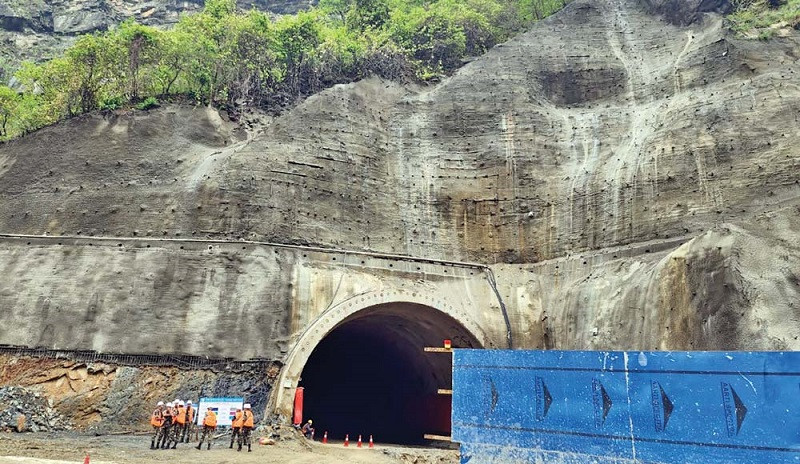 सिद्धबाबा सुरुङमार्ग नजिक पहिरो खस्दा सिद्धार्थ राजमार्ग अवरुद्ध
