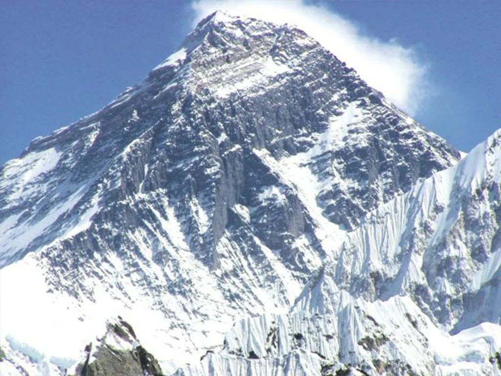 सगरमाथा बेसक्याम्पमा विलासी सामानको प्रयोग रोक्न माग