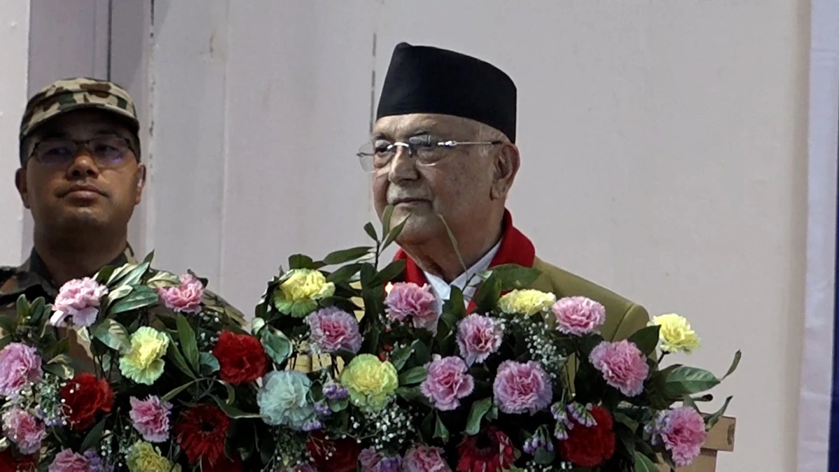 ‘शिक्षकहरू ऐन लिएर फर्किने भन्छन्, ऐन बोक्न यत्रोबिघ्न मान्छे चाहिन्छ?’ : प्रधानमन्त्री ओली