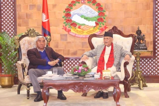 संसदको अवरोध हटाउन प्रधानमन्त्री ओली र देउवा छलफलमा