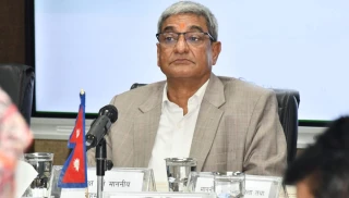 गृहमन्त्री लेखकले पत्रकार सम्मेलन गर्दै
