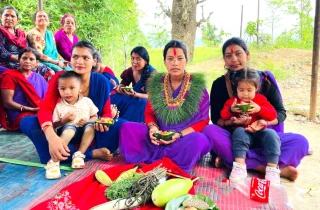 गुल्मीदरवारमा गर्भवतिलाई घाँटीमा दुवोको माला : हातमा कोसेली