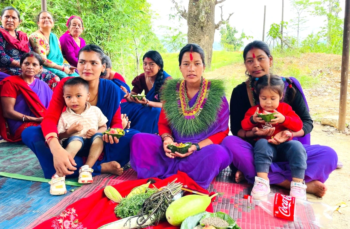 गुल्मीदरवारमा गर्भवतिलाई घाँटीमा दुवोको माला : हातमा कोसेली