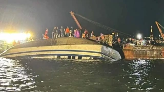 भियतनाममा पर्यटक डुङ्गा पल्टियो : कम्तिमा ३७ जनाको मृत्यु