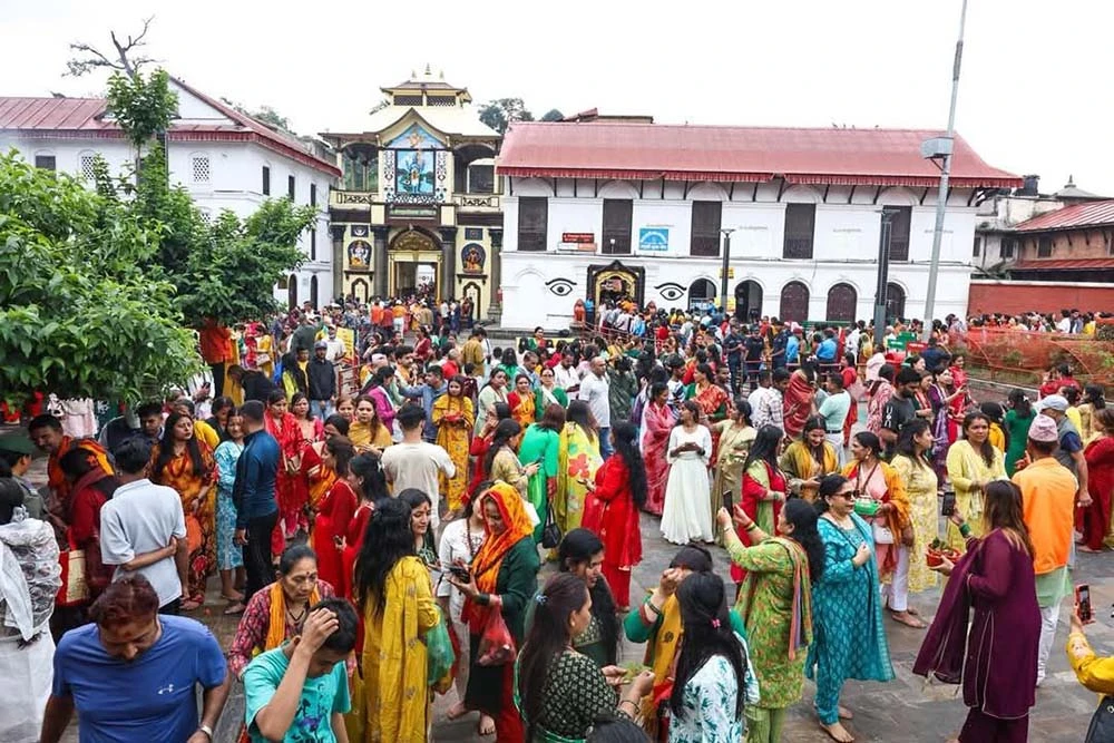 साउनको पहिलो सोमबार पशुपतिमा भक्तजनको भिड