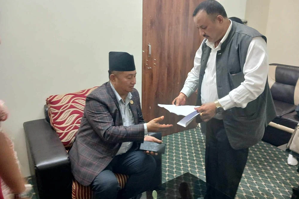 भौतिकबाट वनमा सरुवा गरिएपछि दीपक मनाङेले दिए राजीनामा