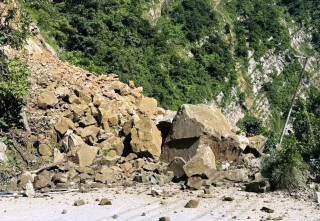 सिद्धबाबामा ढुङ्गा खस्दा सिद्धार्थ राजमार्ग अवरुद्ध