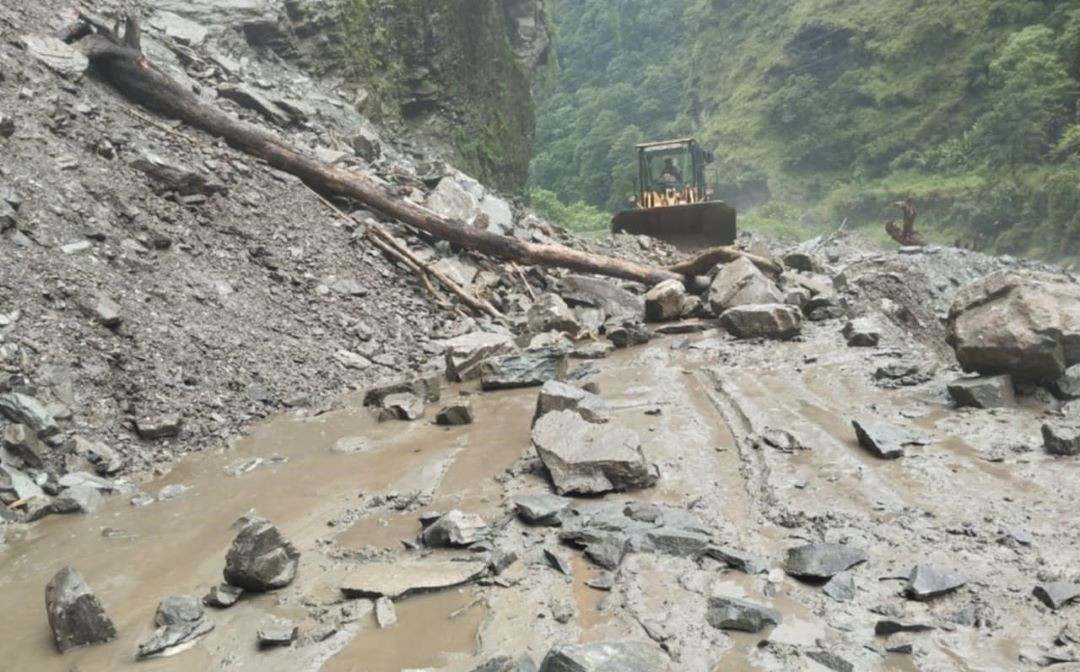 लगातारको बर्षाका कारण देशका विभिन्न सडक अवरुद्ध