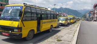 शिक्षा विधेयक सच्चाउन माग गर्दै स्कुल बस र्याली