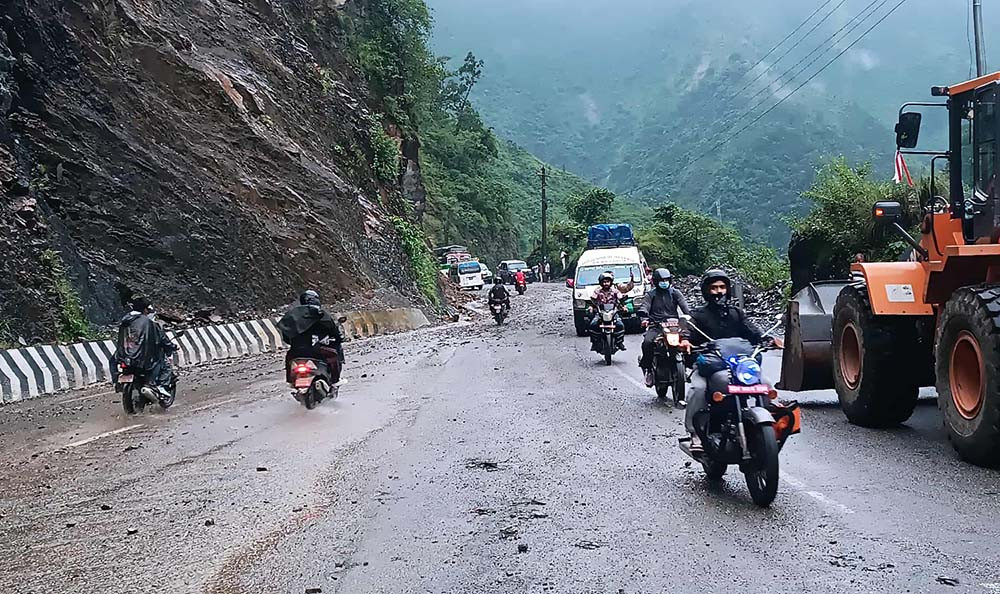 तुईन खोला नजिकको पहिरो हटाउने कार्य जारी, ढुंगा झर्नेक्रम रोकिएन