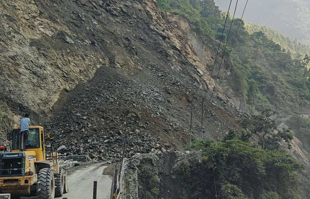 कुलेखानी फाखेल काठमाडौँ सडक पुर्ण रुपमा अवरुद्ध