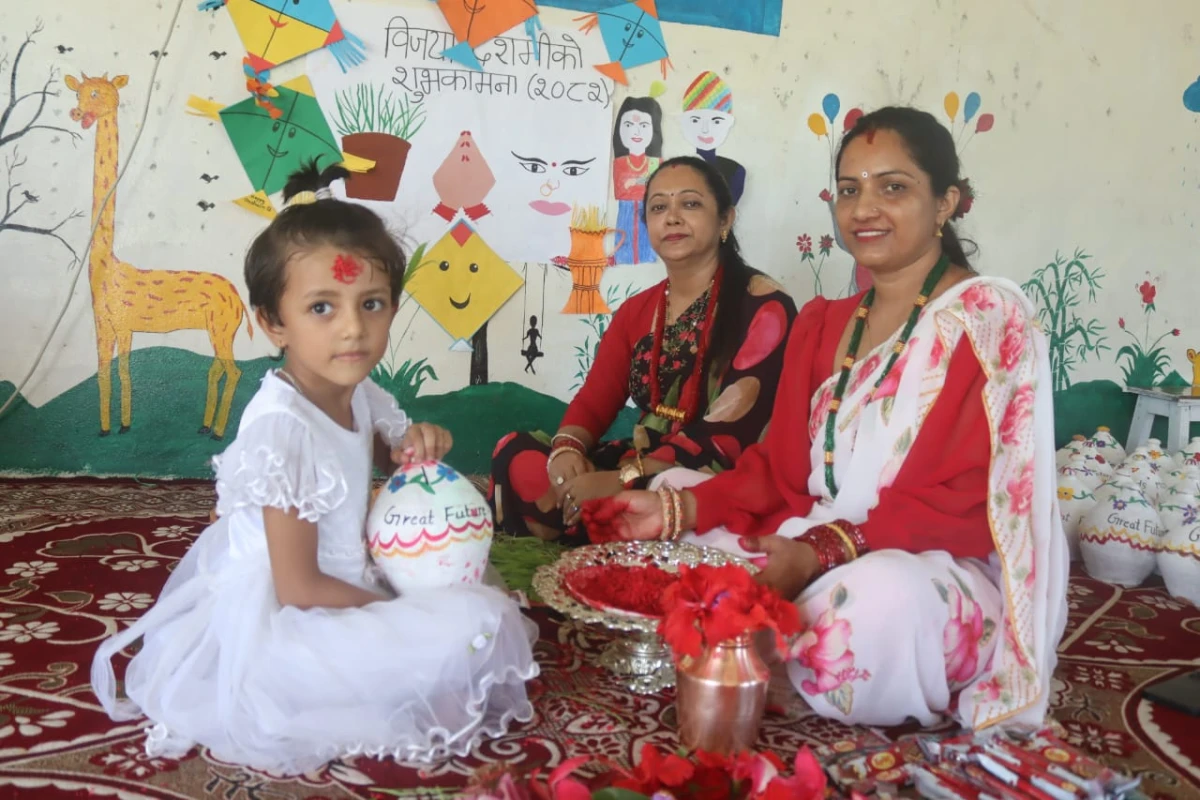 दशैं विदामा विद्यार्थीलाई खुत्रुके वितरण