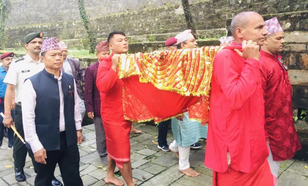 आज घरघरमा फूलपाती भित्र्याइँदै