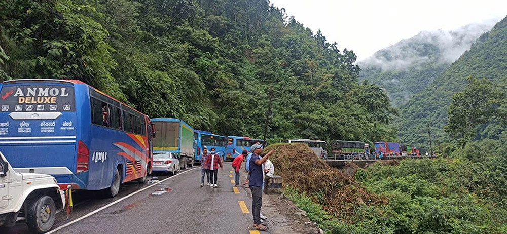 मुख्य राजमार्गमा वर्षाको प्रभाव : ६ सडक पूर्ण अवरुद्ध