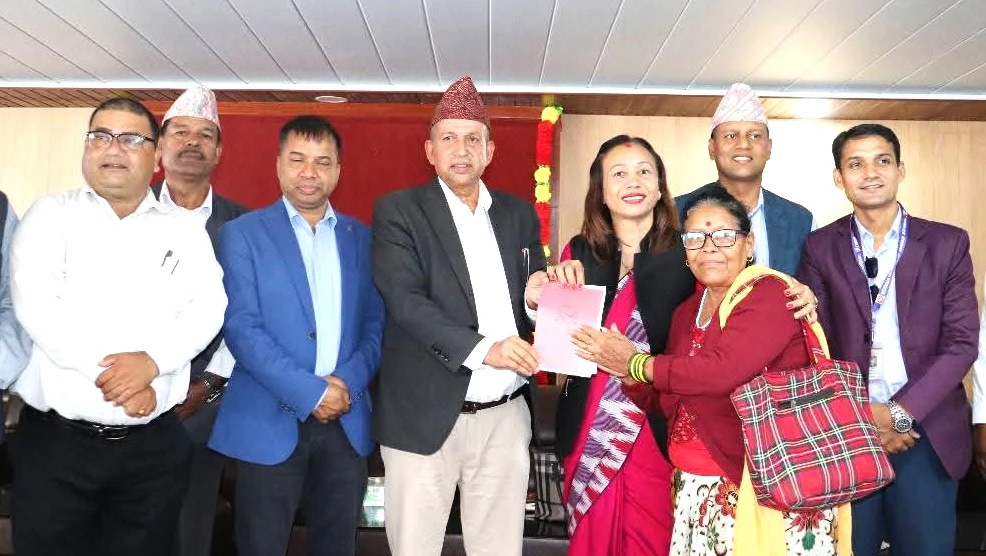 धनुषाका ३८८ परिवारले पाए लालपुर्जा