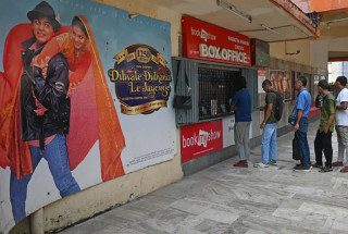 रिलिजको ३० बर्षपछि पनि हलमा चल्दैछ बलिवुड फिल्म डिडिएलजे
