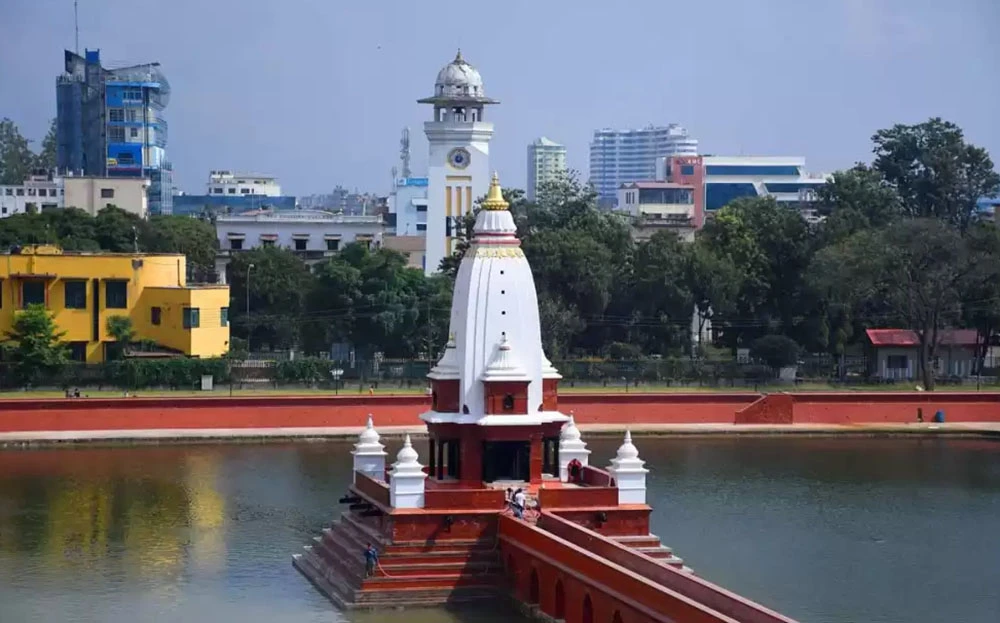 भाइटीकाका दिनमात्र खुल्ने रानीपोखरीबीचको बालगोपालेश्वर मन्दिर बिहानैदेखि खुला