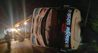 कपिलवस्तुमा यात्रुवाहक बस दुर्घटना : पैदलयात्रुको मृत्यु, पाँच जना घाइते