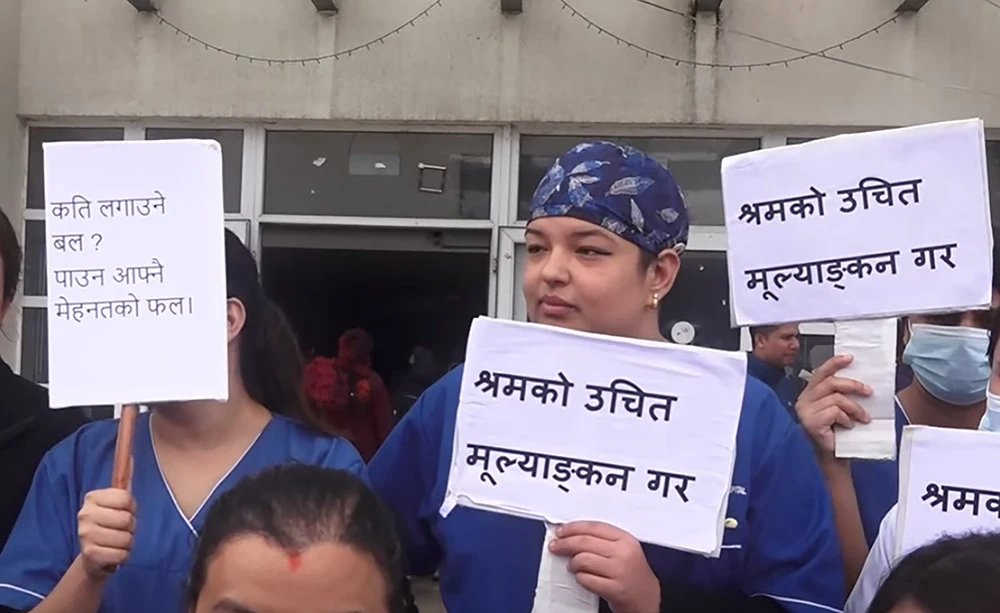 सरकारले अझै सुनेन नर्सका माग : आजपनि दुई घण्टा प्रदर्शन