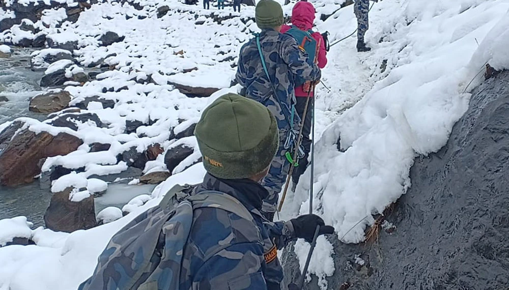 मुस्ताङमा हिउँमा फसेका दुई पर्यटकको सकुशल उद्धार