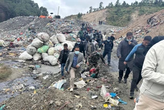 स्थानीयका माग १५ दिनमा पुरा गर्ने मन्त्री घिसिङको प्रतिबद्धता : फोहोरको अवरोध खुल्यो