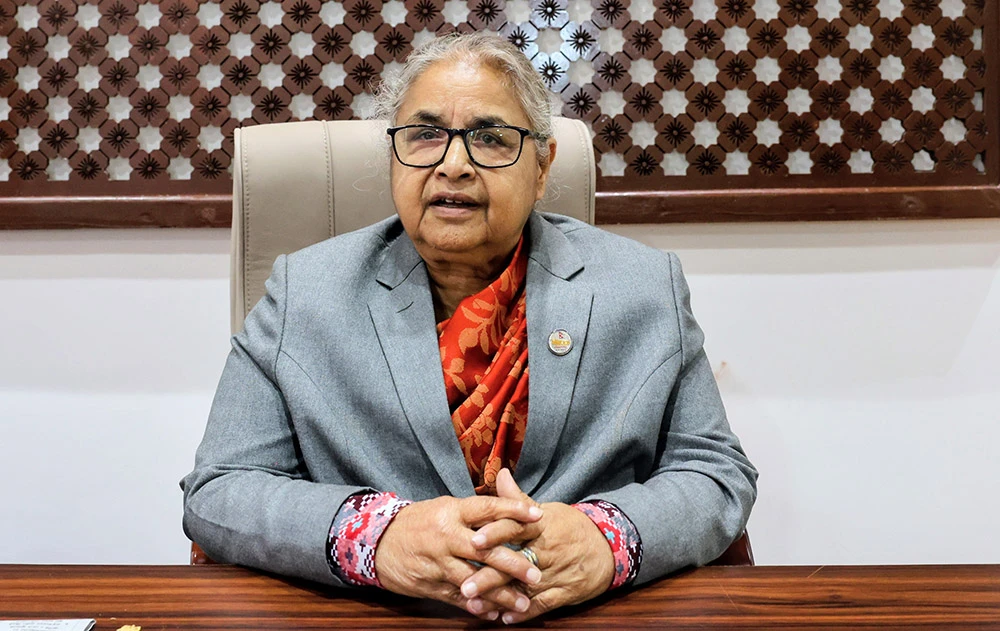 प्रधानमन्त्री कार्कीले दलहरूलाई सरकारका कामकारबाही र प्राथमिकताबारे ब्रिफिङ गर्दै