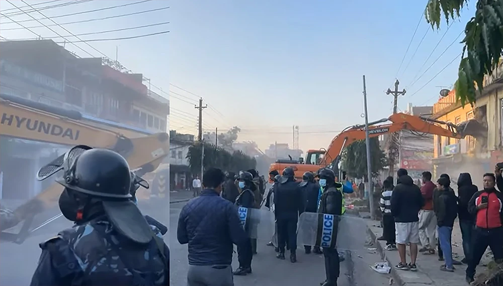 मनोहरा क्षेत्रमा डोजर चल्दा अवलोकन गर्न पुगे प्रहरी महानिरीक्षक कार्की