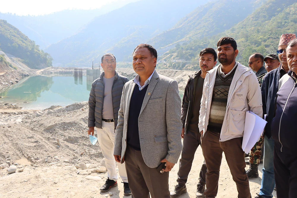 स्थानीयका माग १५ दिनमा पुरा गर्ने मन्त्री घिसिङको प्रतिबद्धता : फोहोरको अवरोध खुल्यो