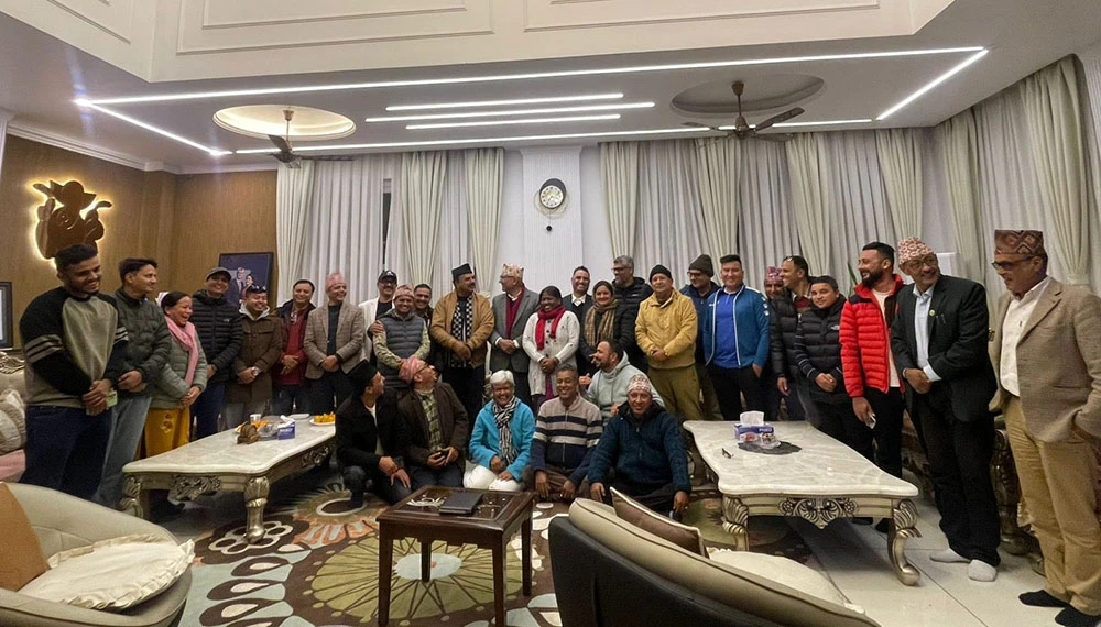 बासुदेव घिमिरेसँगको तस्बीर पोष्ट गर्दै उपाध्यक्ष पौडेलले भने- 'हामी सँगै छौं'