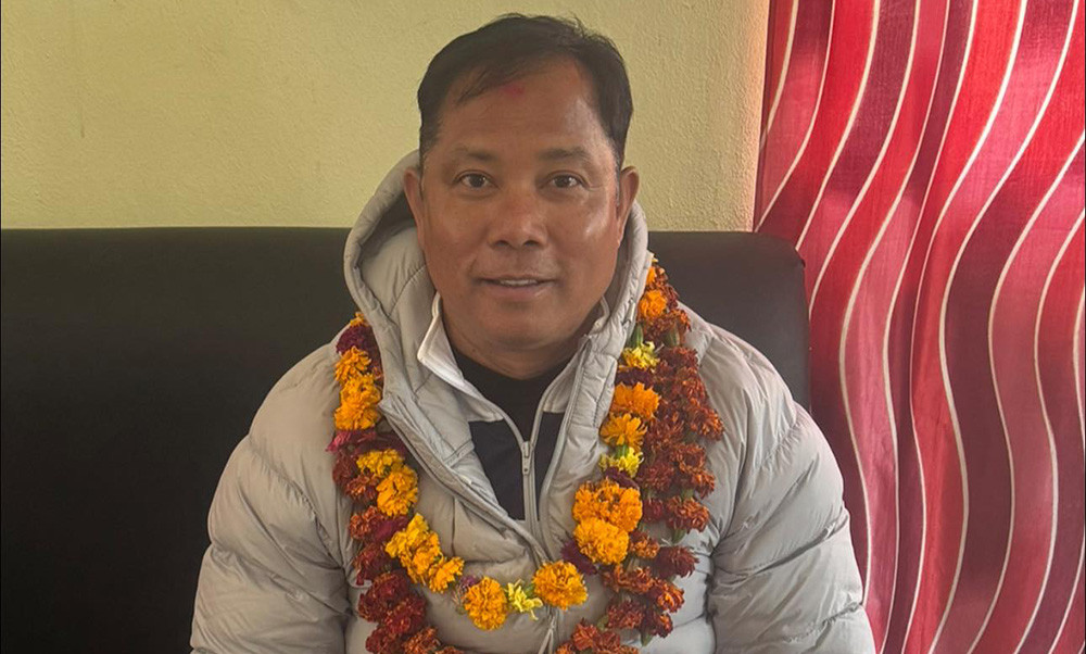नयाँ दल दर्ताका लागि रेशम चौधरी निर्वाचन आयोगमा