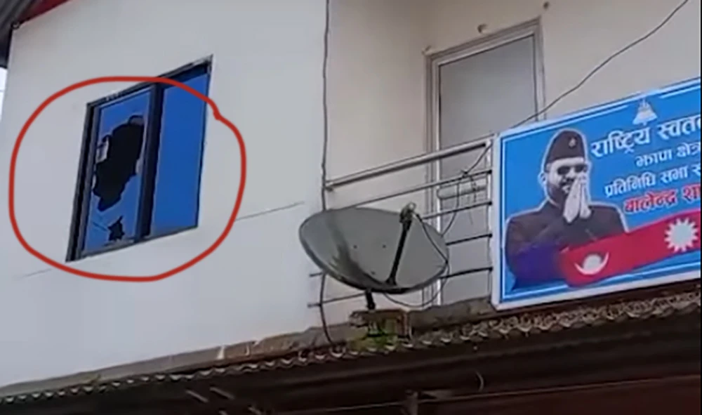 बालेनको झापा ५ स्थित सम्पर्क कार्यालयमा तोडफोड