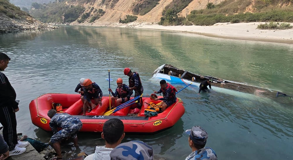 बारामा बस र ट्रक आपसमा ठोक्किए, ३ जनाको मृत्यु, २७ जना घाइते