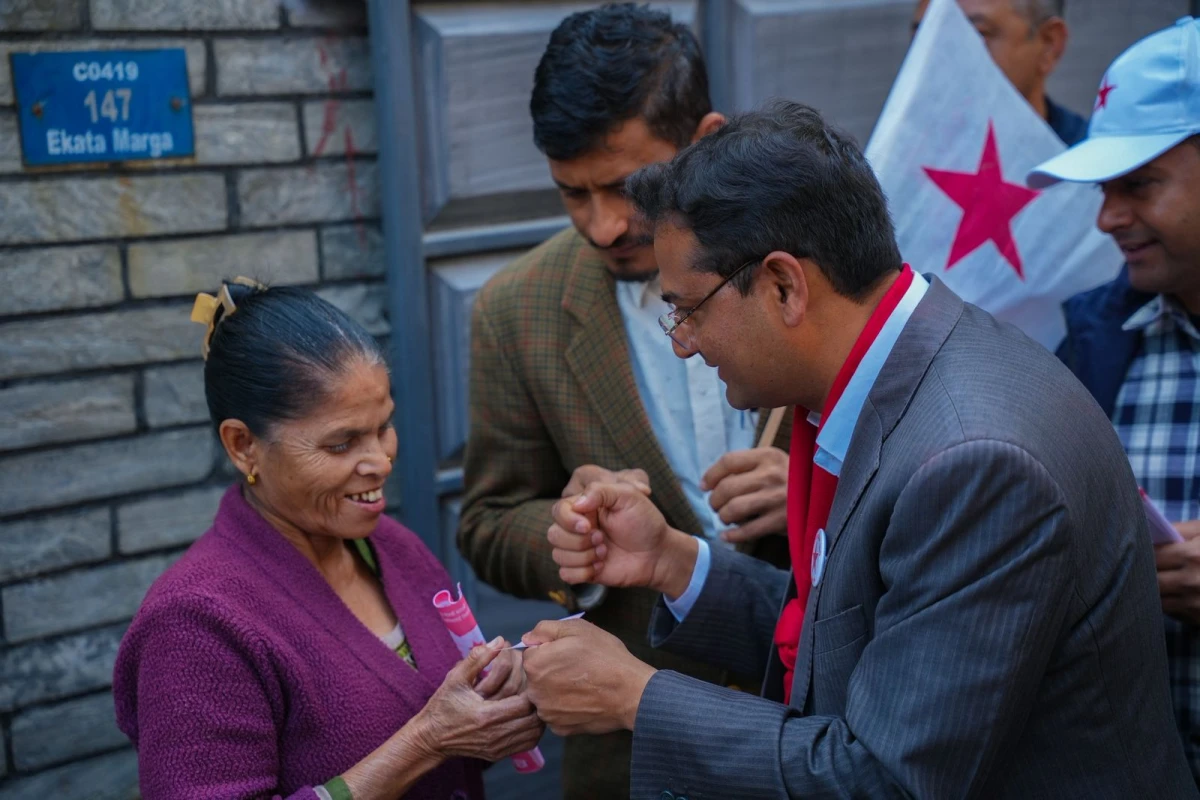 कोभिड बिरामीलाई निःशुल्क बेसार-ज्वानो पानी, चिया र अण्डा वितरण गर्दै माओवादी केन्द्र