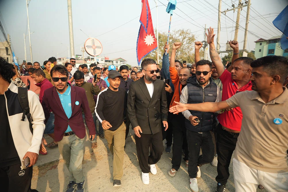 झापा-५ मा घरदैलोमा व्यस्त बालेन